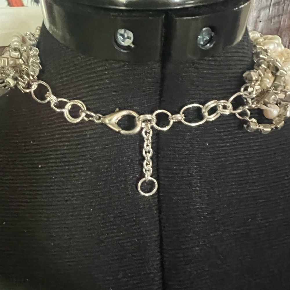Elegant Silver and Pearl Necklace - Picture 3 of 3